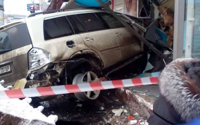В Киеве автомобиль врезался в стоматологическую клинику