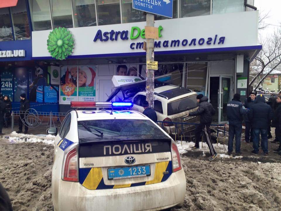 В Киеве автомобиль врезался в стоматологическую клинику2