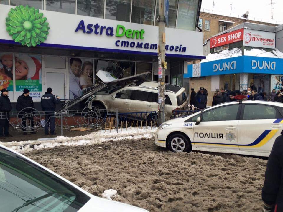 В Киеве автомобиль врезался в стоматологическую клинику3